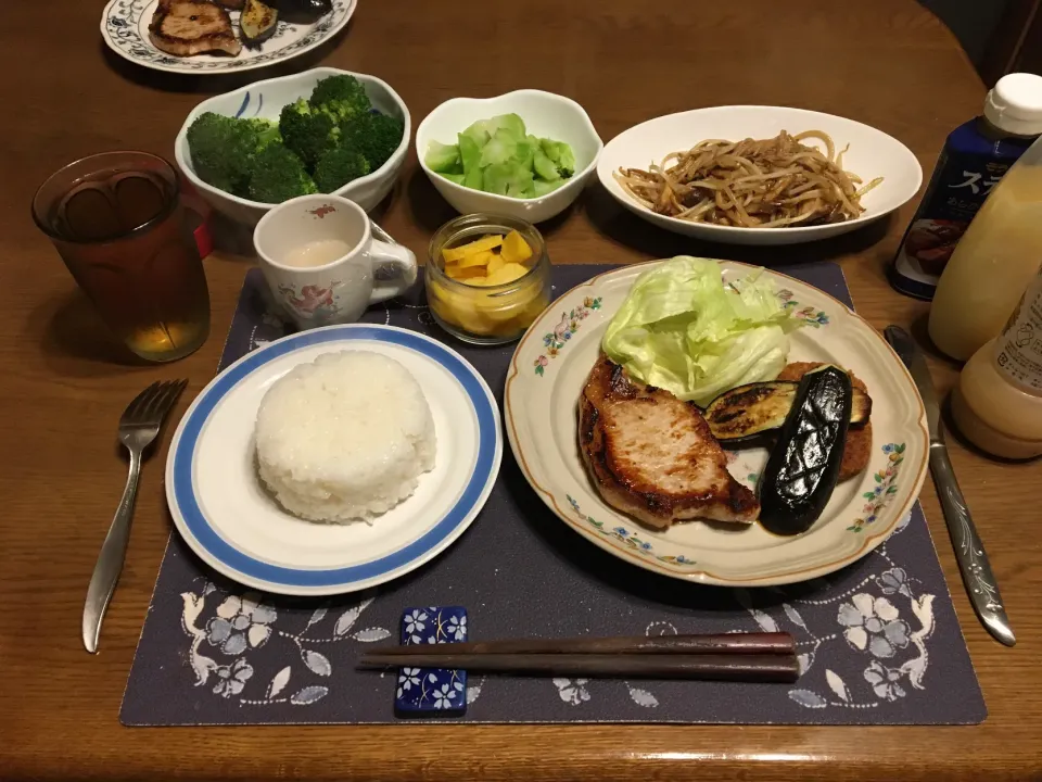 Snapdishの料理写真:ご飯、ポークソテー、なすソテー、揚げ焼きコロッケ、レタス、茹でブロッコリー、沢庵、烏龍茶、森永マミーの寒天(夕飯)|enarinさん