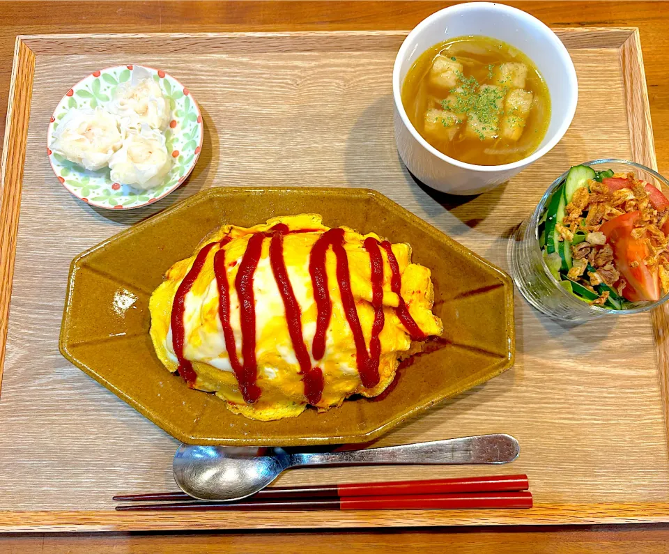 今日の夜ご飯(オムライス、サラダ、エビシューマイ、オニオンスープ)|cocomikaさん