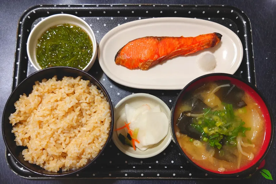 今日の朝ごはんは（発芽米ごはんに焼鮭（紅鮭）、めかぶポン酢、白菜とえのきのみそ汁、かぶ漬）|Mars＠釜飯作り研究中さん