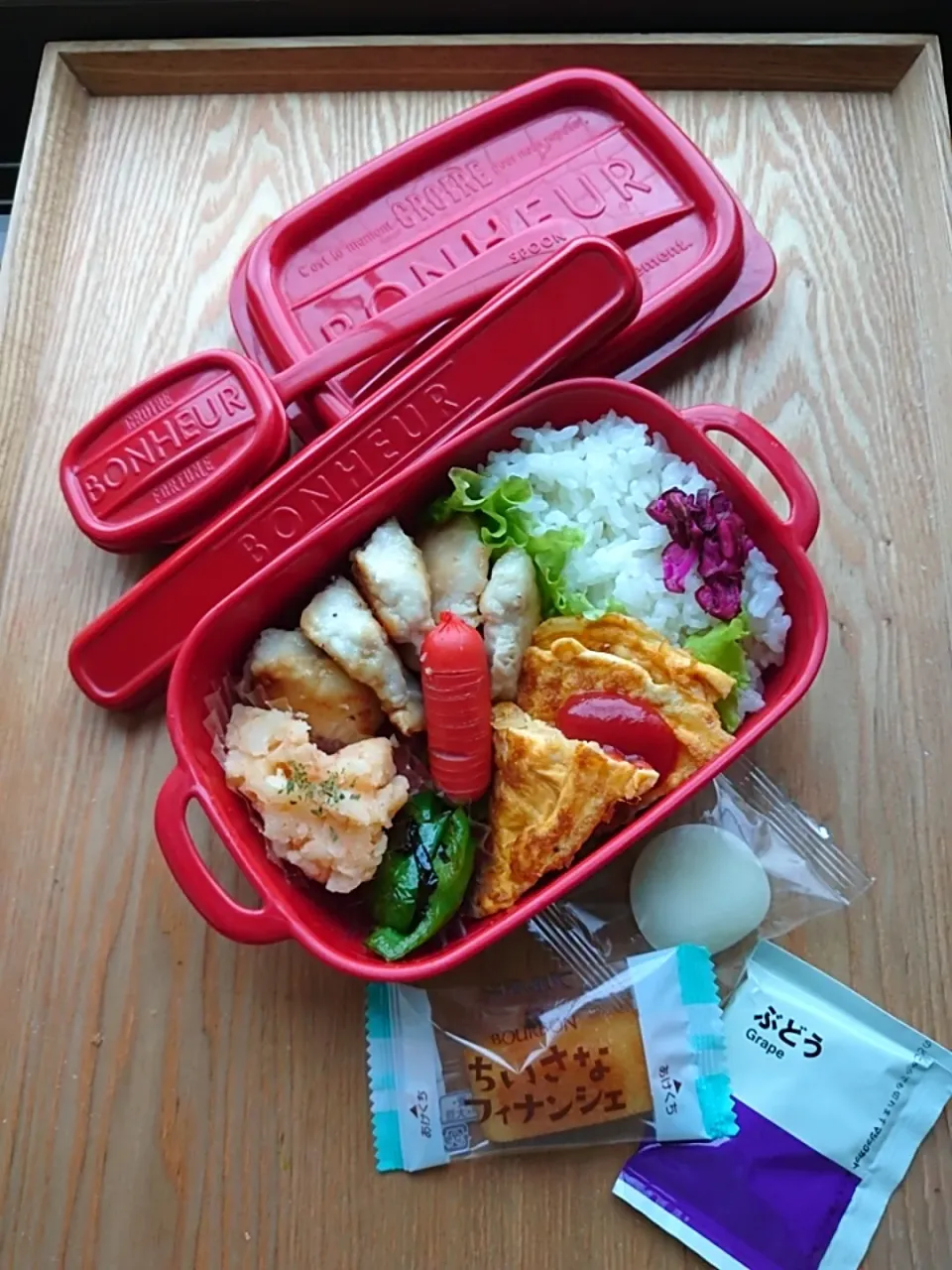 Snapdishの料理写真:🍱娘のお弁当
鶏むねのうま塩チキン
玉ねぎ入りオムレツ
ピーマンの塩昆布炒め
タラモサラダ
赤ウインナー|みわさん