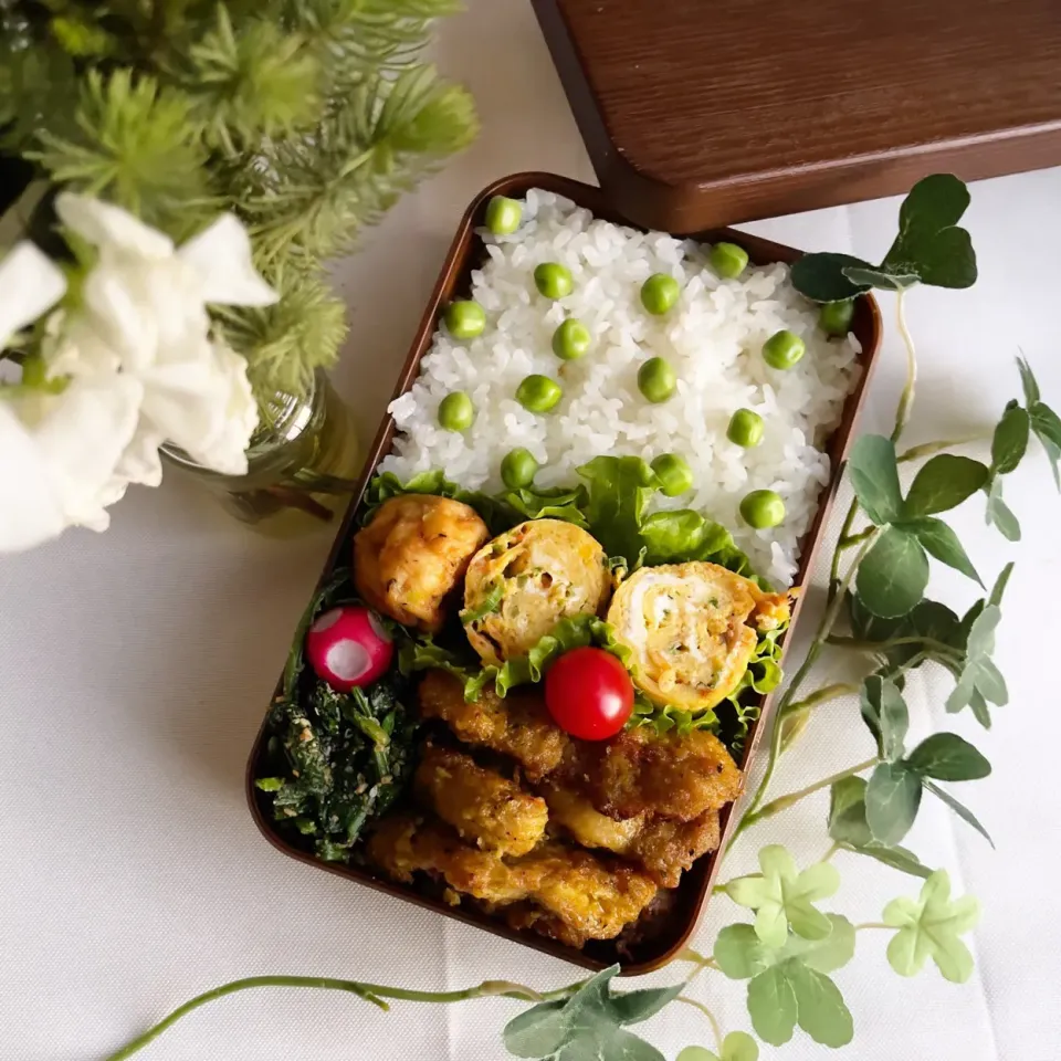 Snapdishの料理写真:11/28❤︎主人のお弁当🌱

＊ カレーチキンカツレツ
＊ ひじきと枝豆の揚げ団子
＊ 九条ねぎと桜海老のたまご焼き|Makinsさん