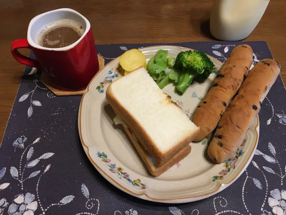 Snapdishの料理写真:ホットサンドイッチ、チョコチップスティックパン、茹でブロッコリー、沢庵、ホットコーヒー(朝ご飯)|enarinさん