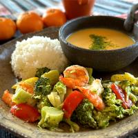 ブロッコリーとエビのガーリックマヨ炒めと5種野菜のポタージュでランチ。
