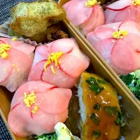 Snapdishの料理写真:三浦レディサラダを使った花寿司弁当|risranzuさん