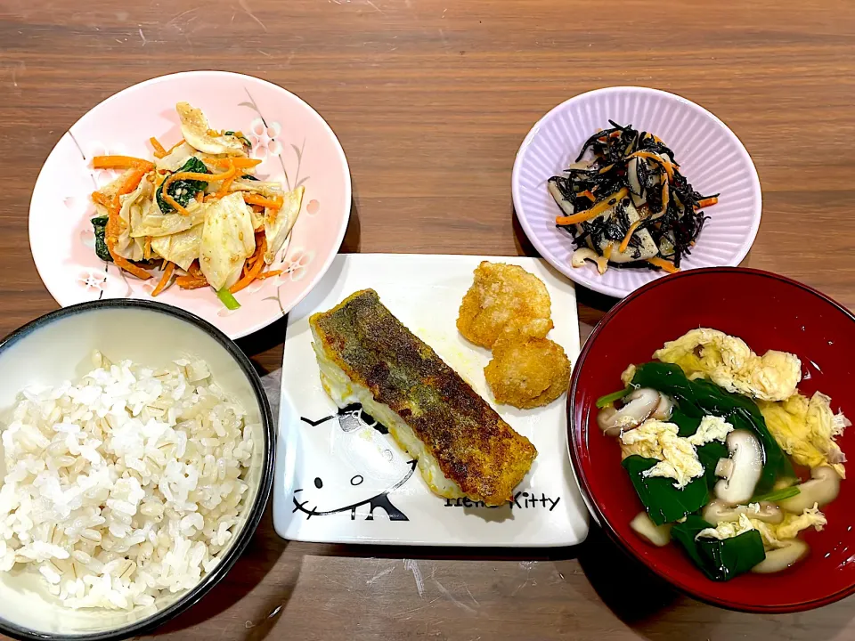 鱈のカレーソテー　ホタテのフライ　ほうれん草と卵のおすまし　ひじきの煮物　色々野菜の胡麻和え|おさむん17さん