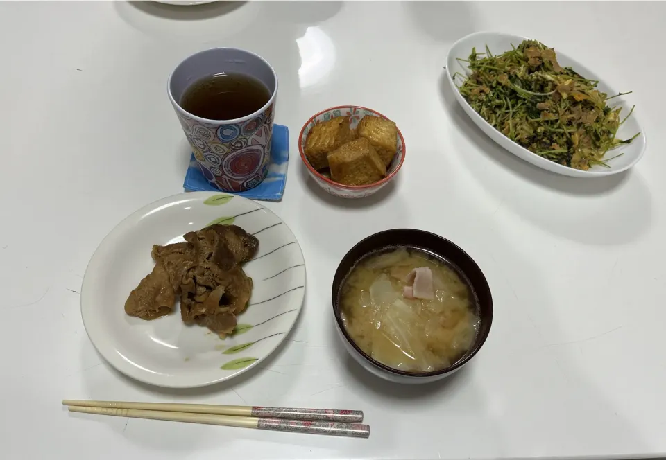 Snapdishの料理写真:晩御飯☆豚の生姜焼き☆厚揚げステーキ☆豆苗とツナの卵炒め☆みそ汁（キャベツ・ベーコン・厚揚げ）。厚揚げステーキは100均で買ったシーズニングで。|Saharaさん