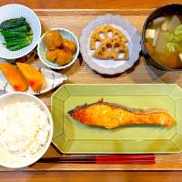 今日の夜ご飯(シャケ、ほうれん草お浸し、里芋の唐揚げ、レンコンソテー、けんちん汁、柿)