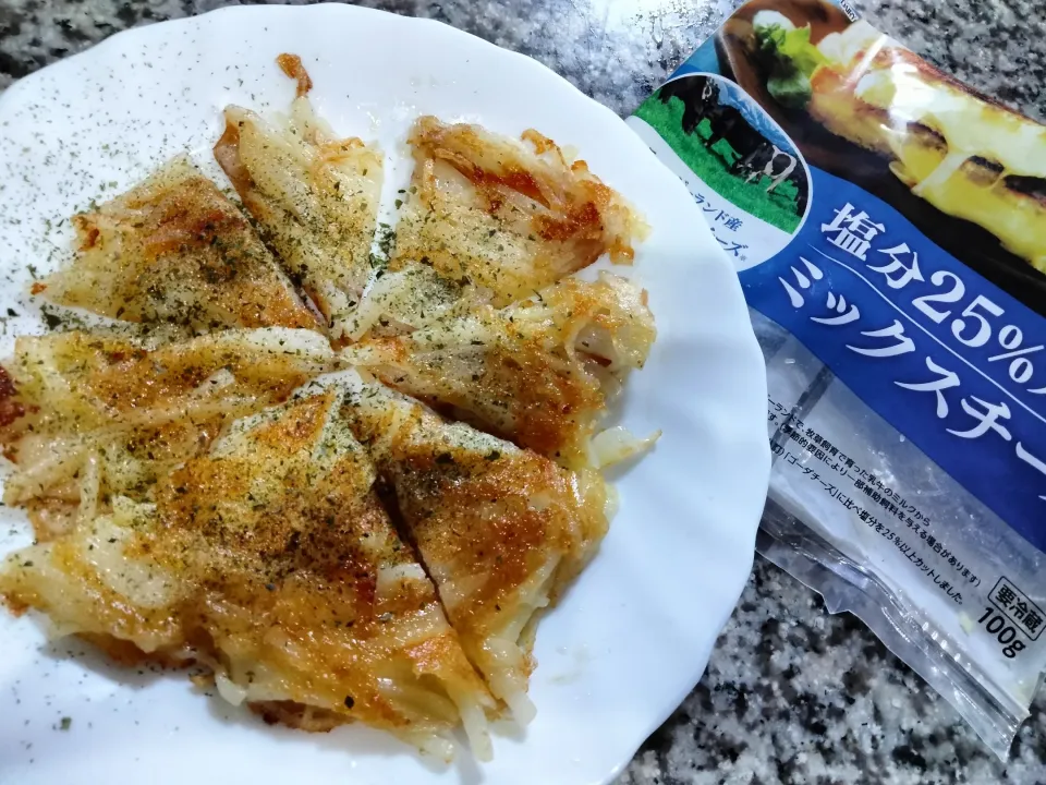 Snapdishの料理写真:じゃがいもとチーズのガレット|あぁちゃんさん