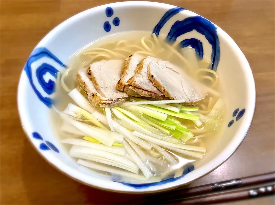 沖縄そば  (有)アワセそばの細麺で作りました。昨日作った煮豚をトッピング|リフルシャッフルさん