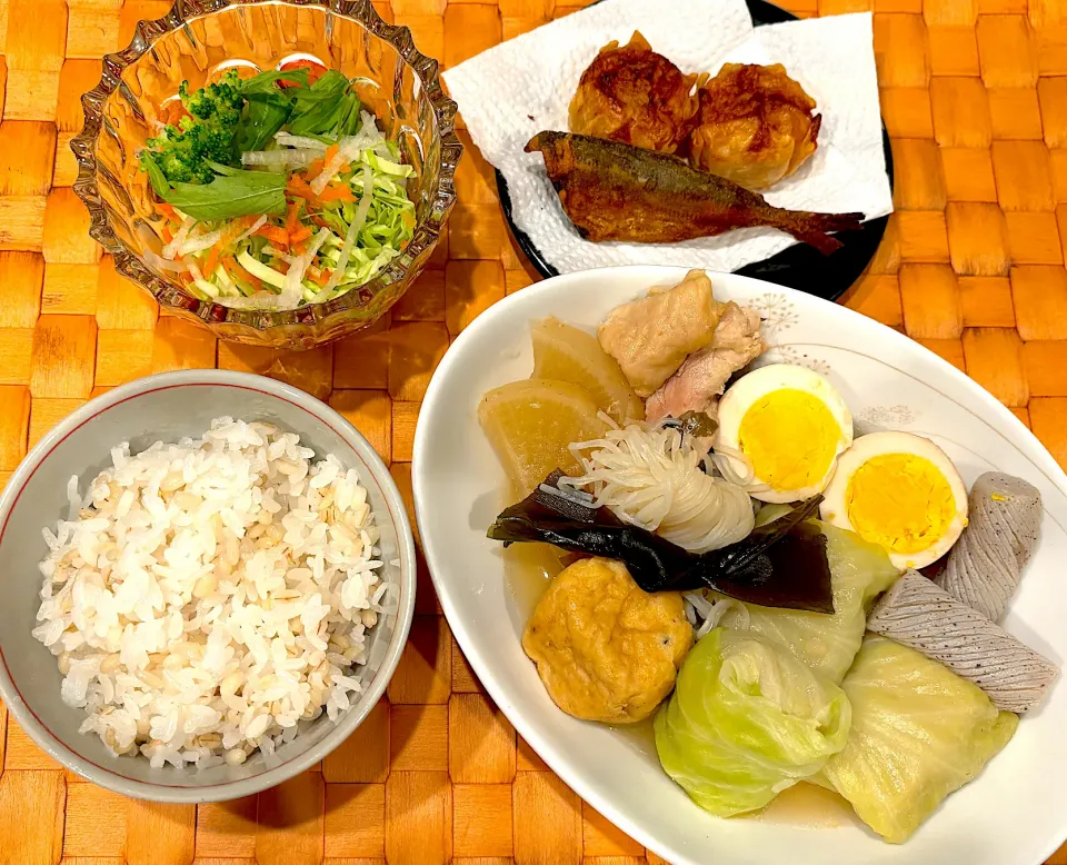 中学生息子のお昼ご飯🍚 おでん風ロールキャベツと揚げしゅうまい🍚|Snow10さん