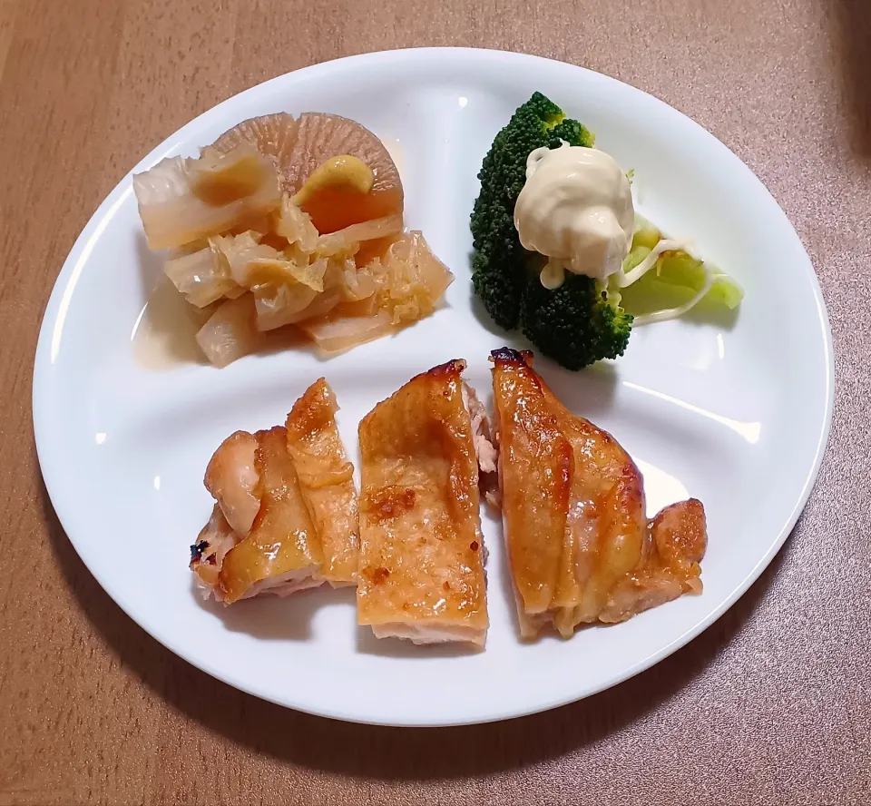 大根と白菜の煮物
ブロッコリー
鶏モモ肉のニンニク味噌漬け焼き
ご飯🍚|ナナさん