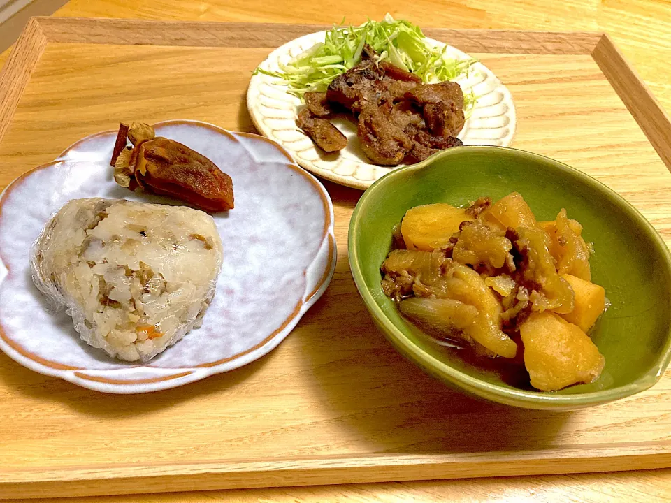 肉じゃが♡ごぼうの唐揚げ♡キノコの炊き込みご飯♡両親が作った干し柿〜11/28おひとりさま晩ご飯|さくたえさん