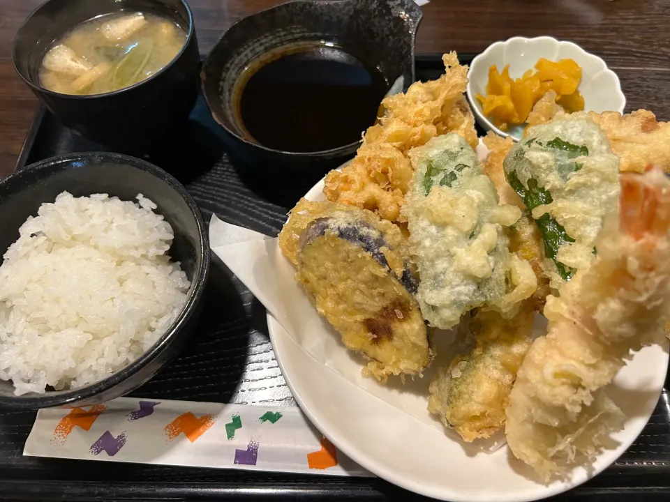 Snapdishの料理写真:天ぷら盛り合わせ定食🍤|buhizouさん