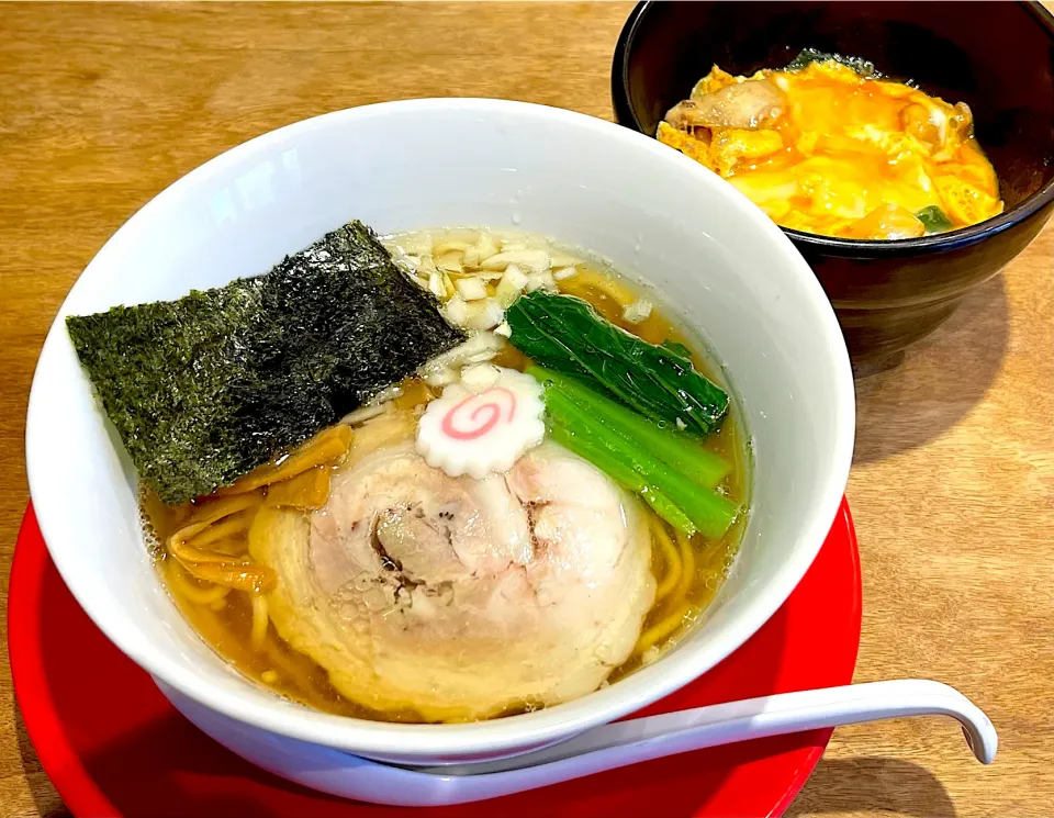 Snapdishの料理写真:生姜醤油ラーメン　親子丼セット　メンヤシモヤマ　1350|Noriyuki Saitoさん