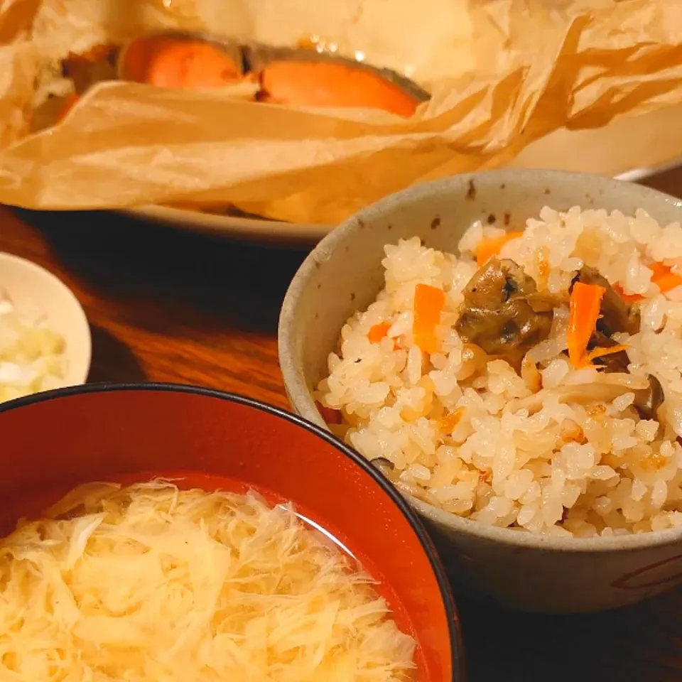 炊き込みご飯（焼き牡蠣）、黄金たまごスープ、鮭のホイル焼き（クッキングシートだけど）|Miya akkoさん