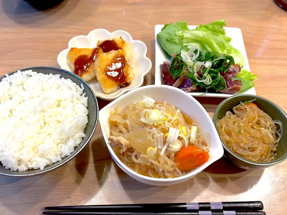 肉じゃがと鰹のたたきの夕飯|yukopunさん