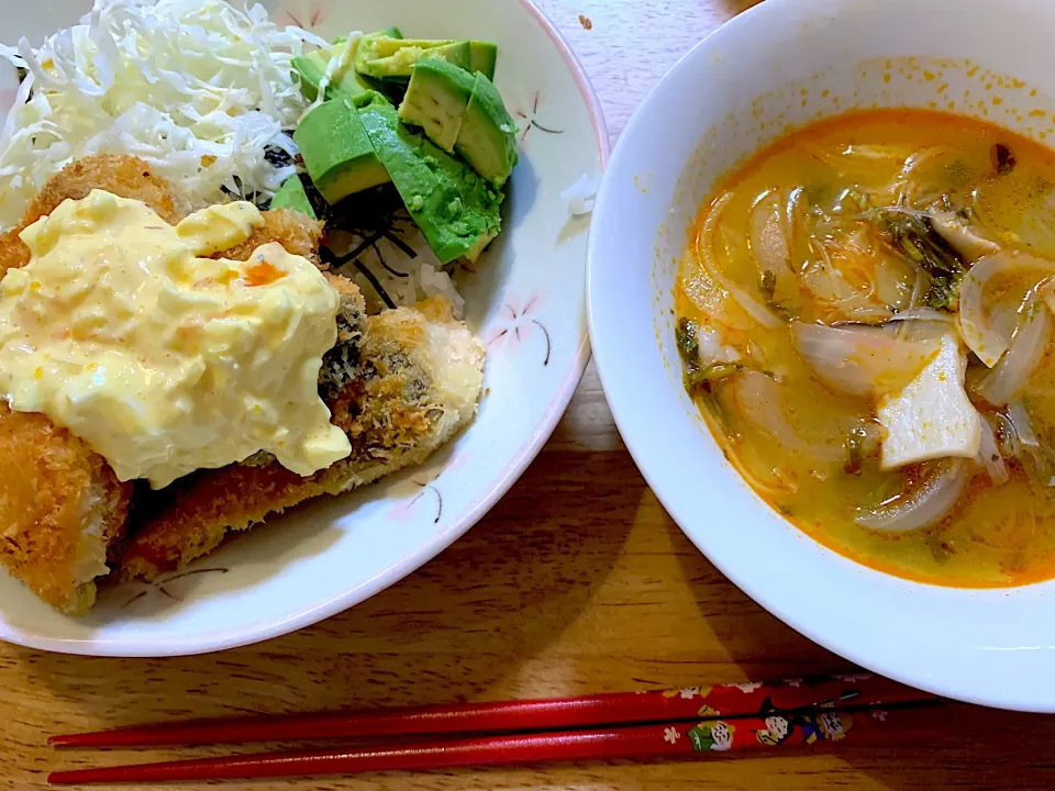 サーモンフライタルタル丼、トムヤムクン⭐️|kaokaoさん