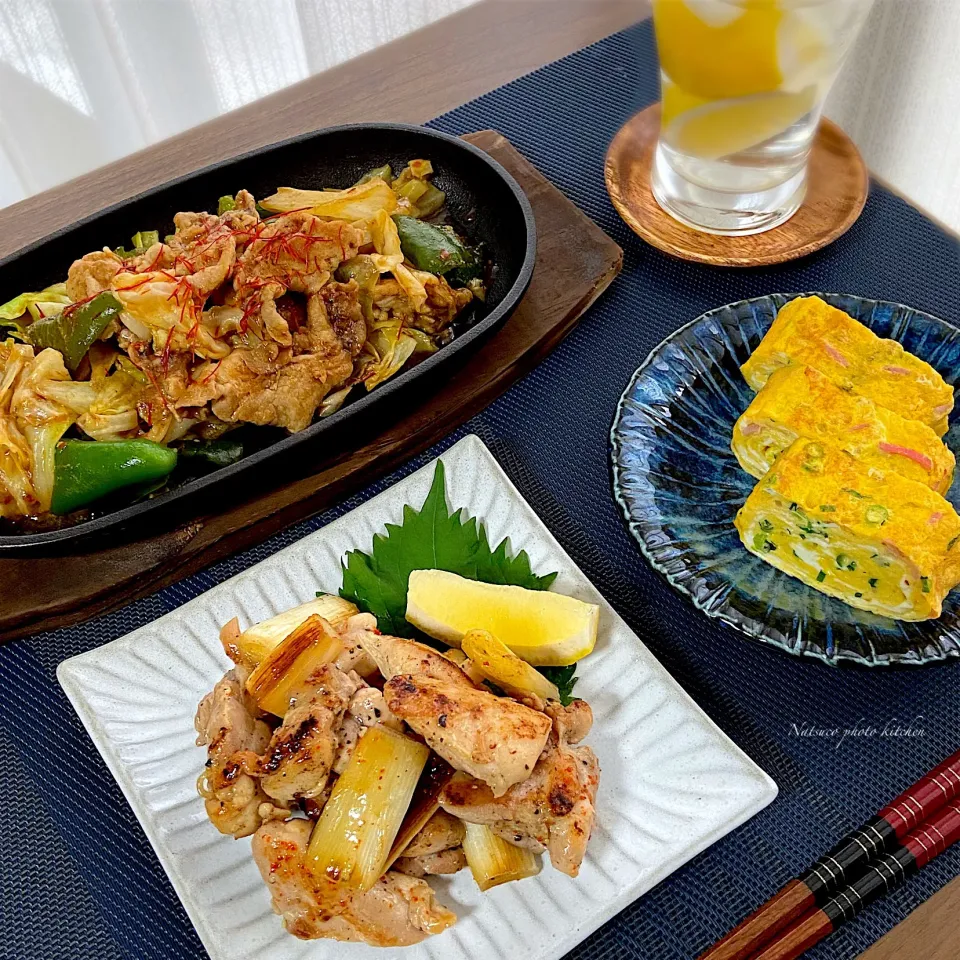 Snapdishの料理写真:本日の居酒屋なっちゃん亭🏮
　・キャベツと豚肉の鉄板味噌炒め
　・紅生姜のだし巻き玉子
　・串なし塩ダレ焼き鳥
　・生搾りレモンサワー|ナツ1224さん