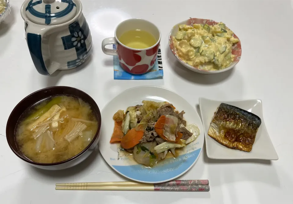 晩御飯☆塩鯖☆ポテサラ☆野菜炒め☆みそ汁（白菜・えのき・長ネギ）|Saharaさん