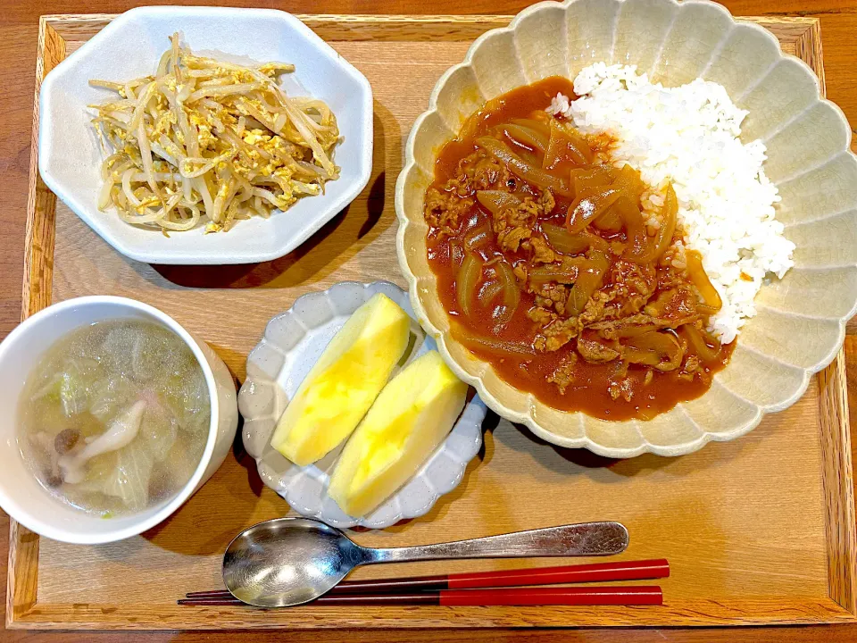 今日の夜ご飯(ハヤシライス、もやしの卵炒め、レタスとキノコのスープ、りんご)|cocomikaさん