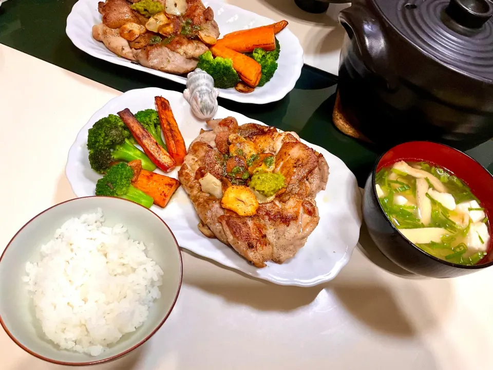 Snapdishの料理写真:鳥モモのガーリック焼き。柚子胡椒で頂きました。
お味噌汁はお揚げさんと豆腐と納豆で。|Takeshi  Nagakiさん