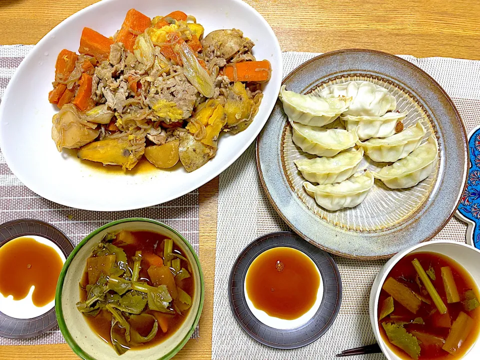 にんにくたっぷり浜松ぎょうざ🥟、肉じゃが🥕、大根葉とにんじんの味噌汁|1614さん