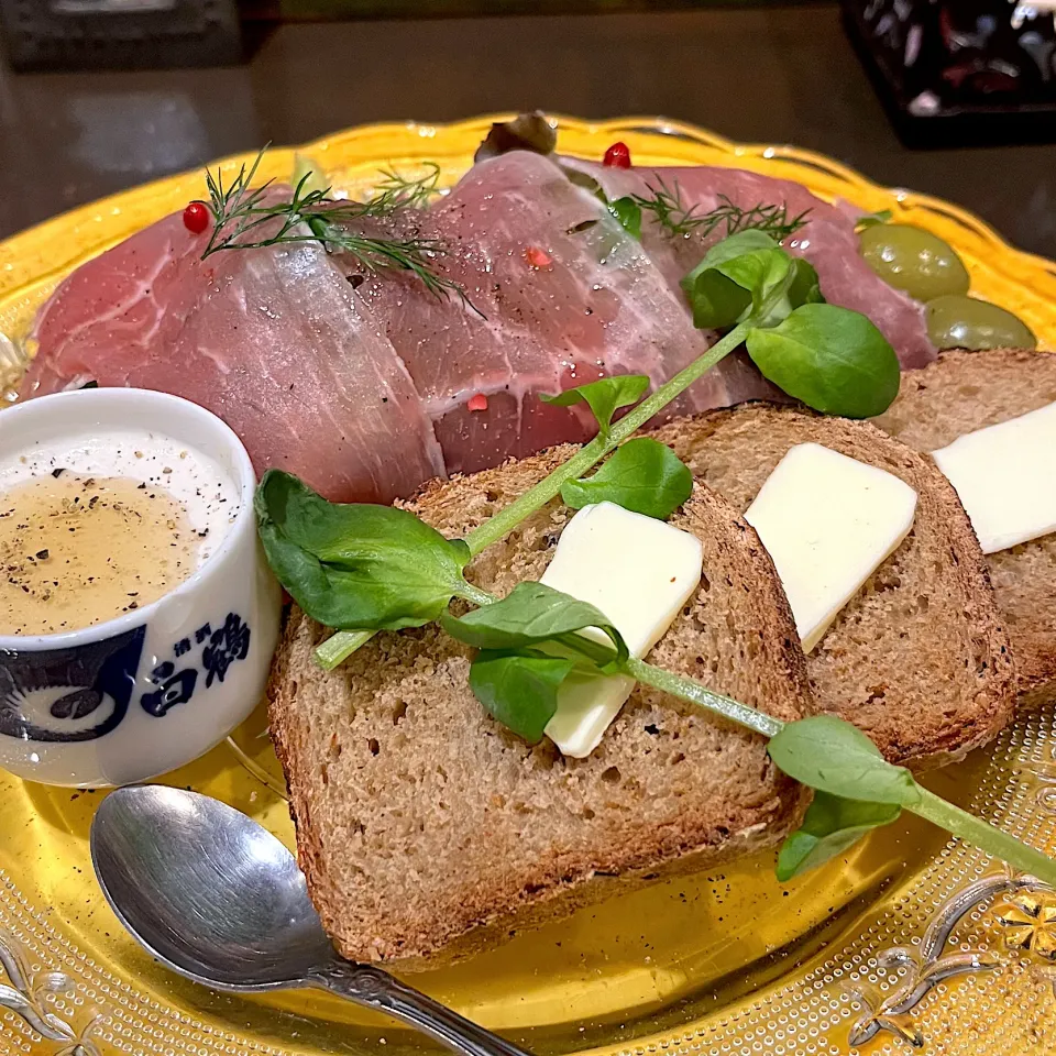 生ハムサラダ✖️ゴルゴンゾーラムース✖️ギネスビールの黒パン|抱大飯店さん