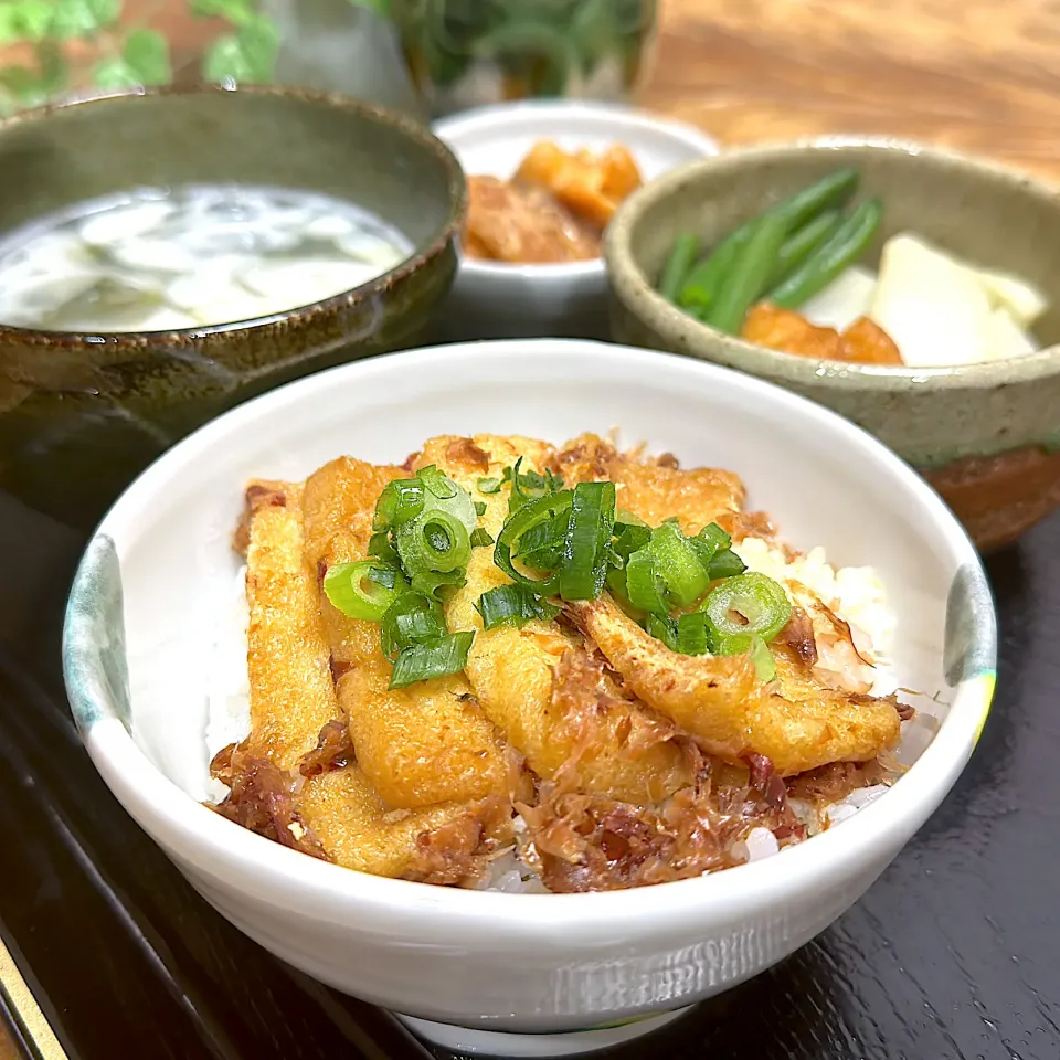 フライパンでパパッと薄揚げ丼。|くまちゃんさん