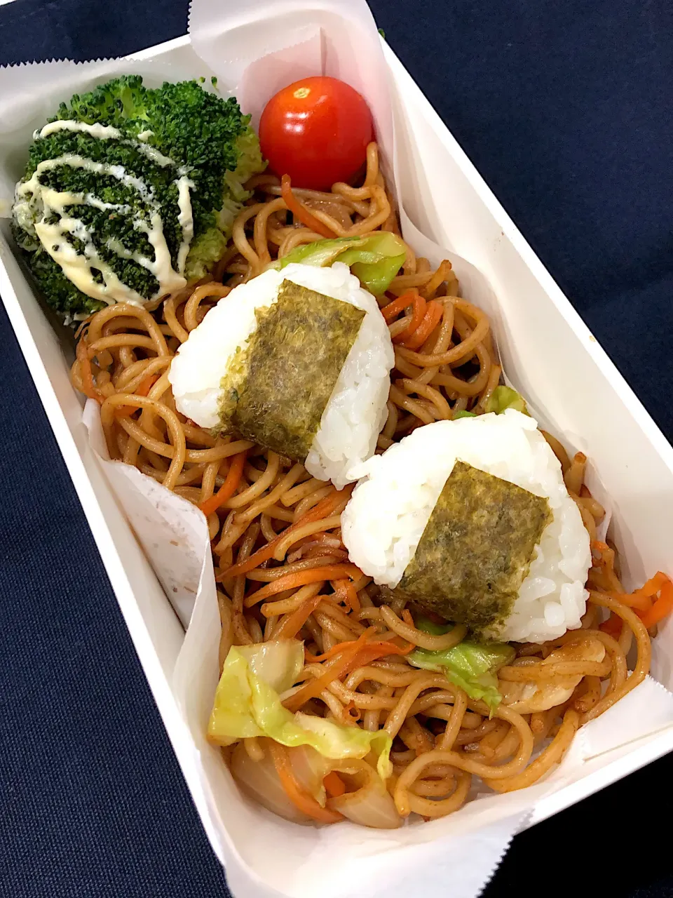 焼きそば、ミニおにぎり、ブロッコリー、ミニトマト|きらきらさん