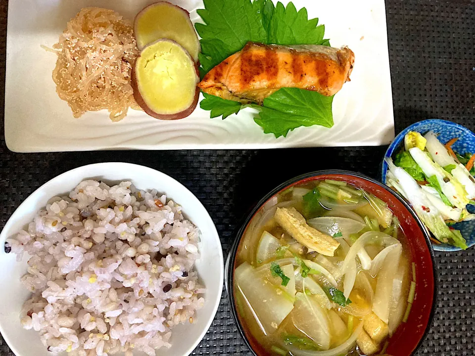 朝ごはんシャケの西京焼き白滝の明太子和え蒸したさつまいも、具沢山の味噌汁、白菜の浅漬け、雑穀米ともち麦入りご飯。|ナタママさん