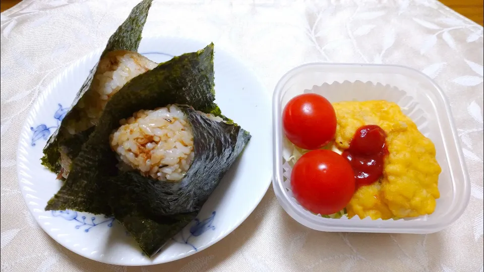 11/29の夜勤弁当
鰹節と梅干しの混ぜ込みおにぎり🍙
チキンナゲット|卯月さん