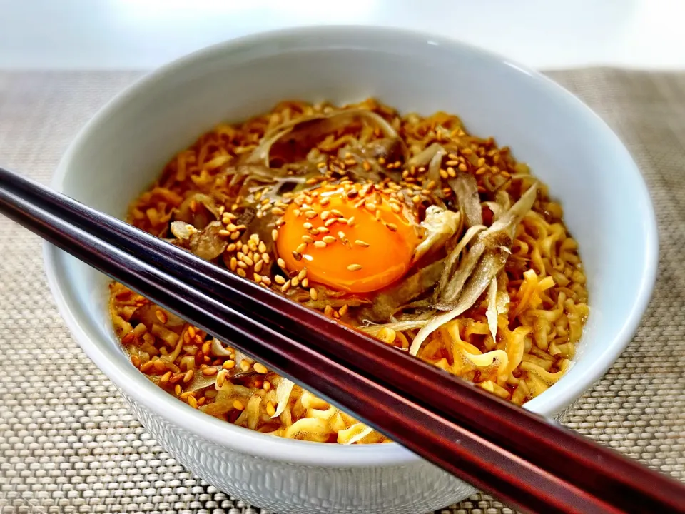 笹掻き牛蒡に卵黄と胡麻油、胡麻を散らしてチキンラーメン。|mattさん