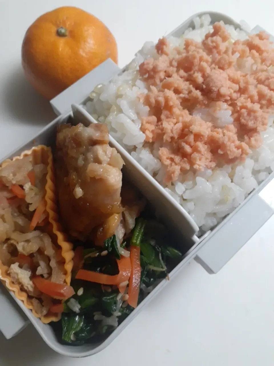 Snapdishの料理写真:☆中学生弁当☆玄米入り鮭ごはん、切干大根、鶏照焼、ほうれん草中華和え、みかん|ｼｮｺﾗさん