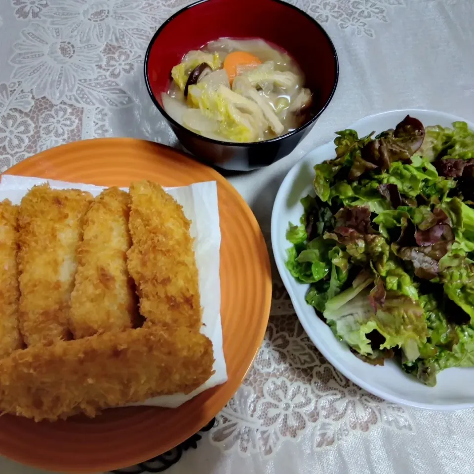 夜ご飯なんとか作れた☺️
*生協揚げるだけイカフライ、サニーレタスは
マヨネーズで、汁はごま鍋の使い、
油あげ、人参、肉厚椎茸、白ネギ、🧅、白菜
ささがきゴボウ。|m.rafuさん