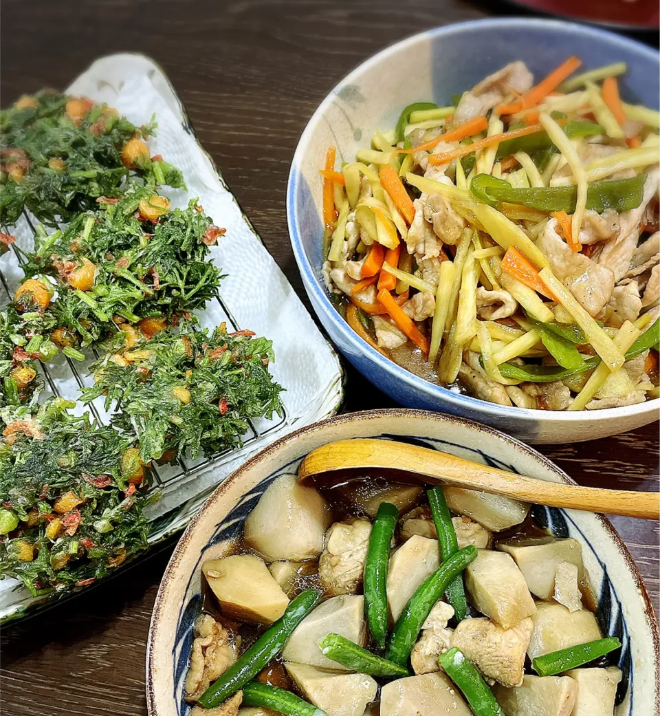 Snapdishの料理写真:作り置き料理♪♪人参葉のかき揚げ＆里芋の煮物＆チンジャオロース風炒め物|mocoꕤ*.゜さん