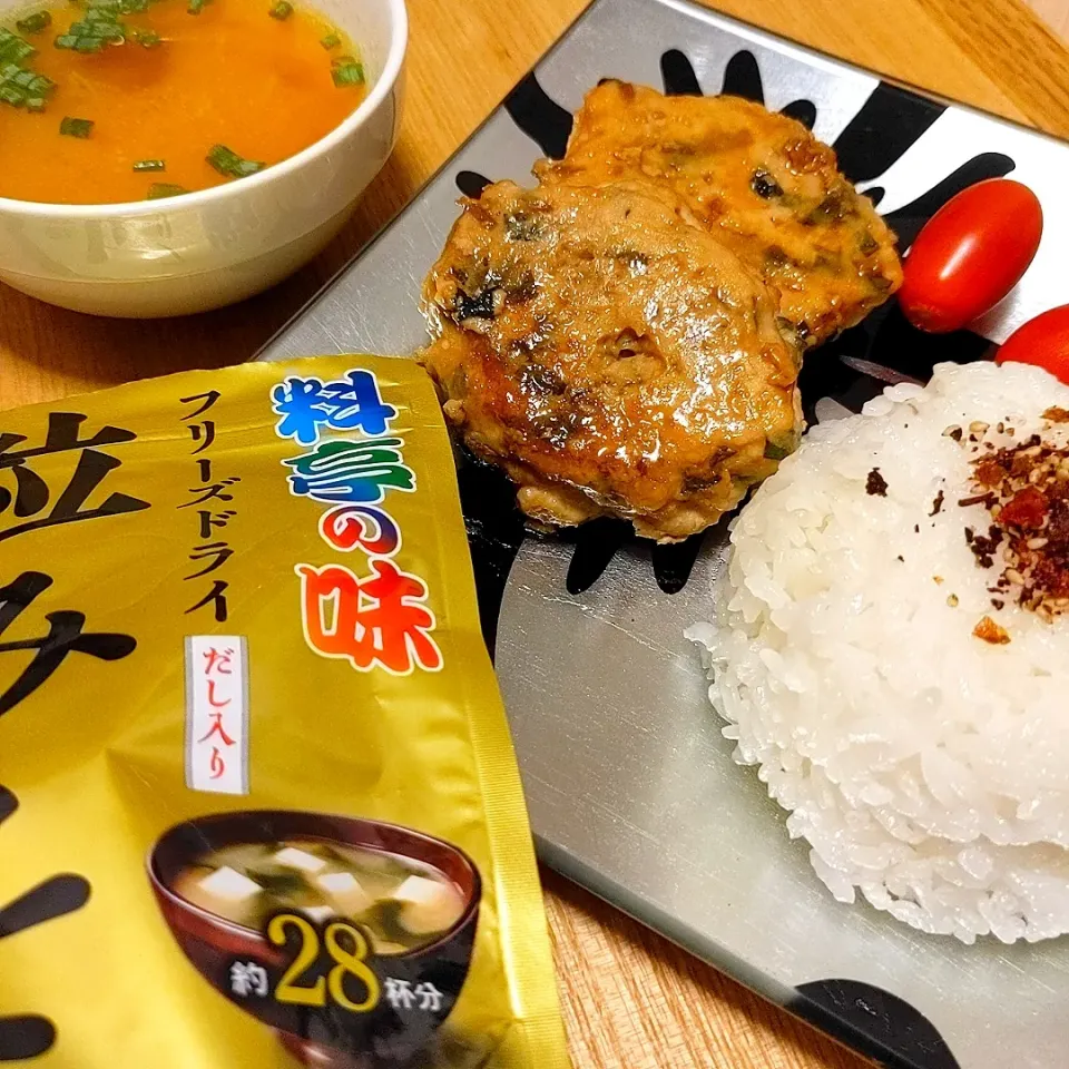 マルコメさんの粒みそで鶏ミンチと豆腐のしそバーグ／残り物のきんぴらごぼーも刻んで入れて／オートミールも少しだけ／いつものよりコクがあって美味しい仕上がり(⁠ﾉ⁠◕⁠ヮ⁠◕⁠)⁠ﾉ⁠*⁠.⁠✧／おかわりご飯にも粒みそフリフリ美味しかった😋|チョコさん