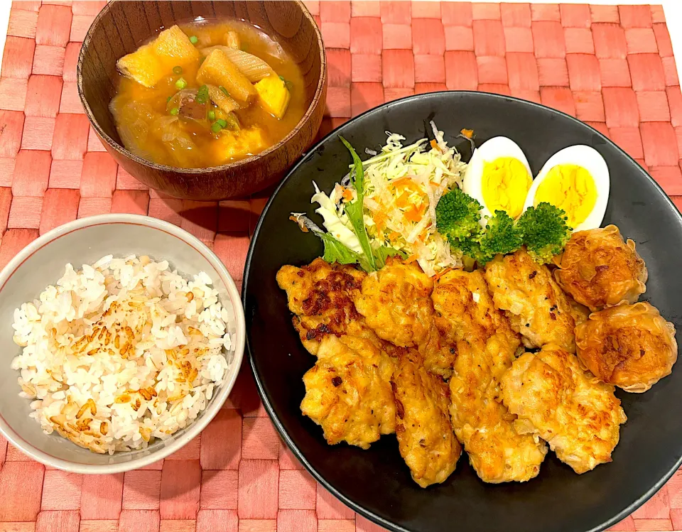 Snapdishの料理写真:中学生息子のお昼ご飯🍚 鶏むね肉のふわふわチキンナゲット🍚|Snow10さん