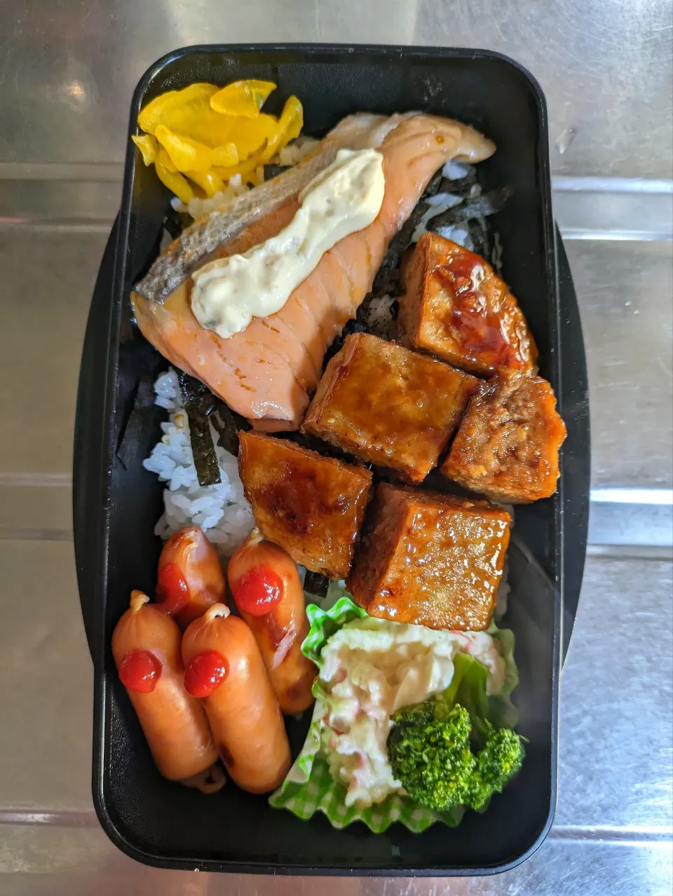 旦那弁当　2023/12/1

鮭タルタル
つくねハンバーグ
ウインナー
ポテトサラダ&ブロッコリーマヨ|ユキヨメ♪さん