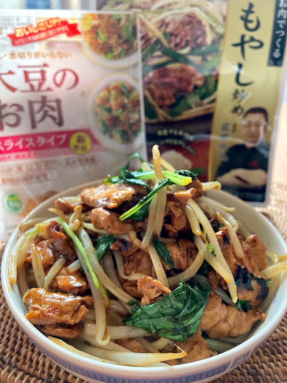 大豆のお肉で作るニラもやし炒め丼😋🍚💕✨|アイさん