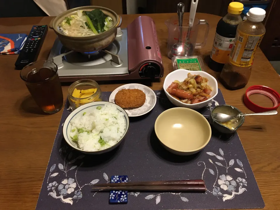 豆ご飯、寄せ鍋、コロッケ、沢庵、烏龍茶(夕飯)|enarinさん