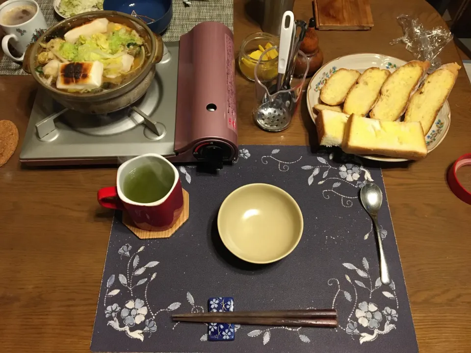 Snapdishの料理写真:鍋焼きうどん、ガーリックトースト、トースト、沢庵(昼飯)|enarinさん