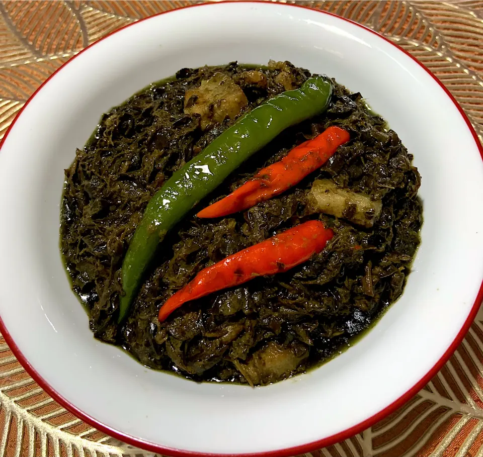 Taro leaves cook in coconut milk, pork and dried shrimp “Laing”|Ahnneさん