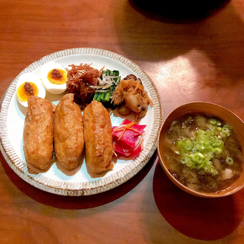 お稲荷さん   ゆで卵  切り干し大根  ジャコほうれん草      牡蠣の生姜煮  柚子大根  もずく舞茸汁|Nakaba Kobayashiさん