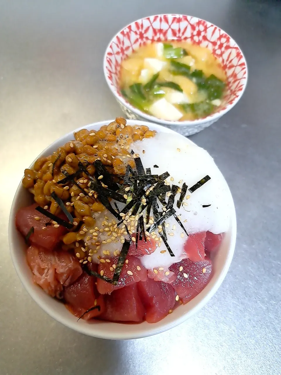 マグロ丼&小松菜油揚げ豆腐の味噌汁|Riapple🍎さん