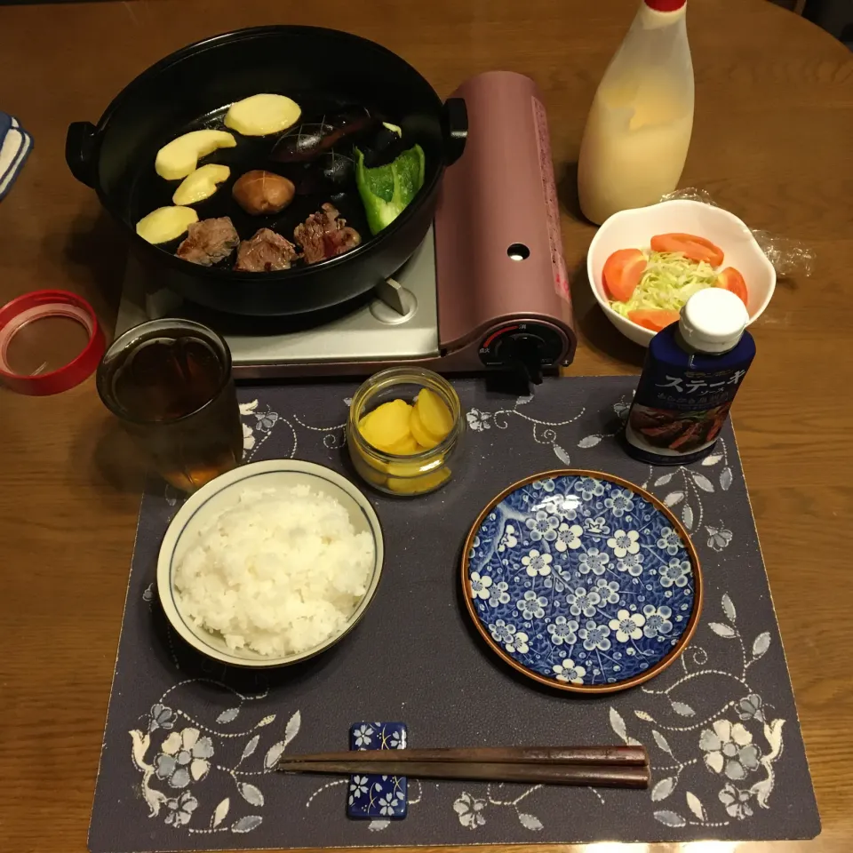 Snapdishの料理写真:ご飯、南部鉄器の鉄鍋焼き、サラダ、沢庵、六条麦茶(夕飯)|enarinさん