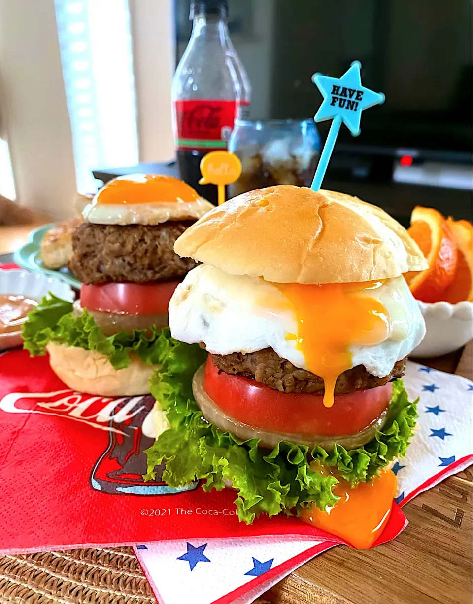 ゆかりさんの料理 卵黄大洪水ハンバーガー🍔|ゆかりさん