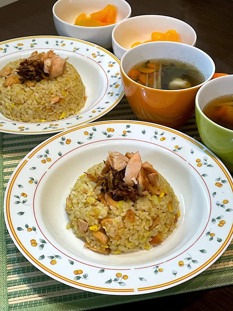 Snapdishの料理写真:鮭バターチャーハンと水餃子スープ🍲|うららさん