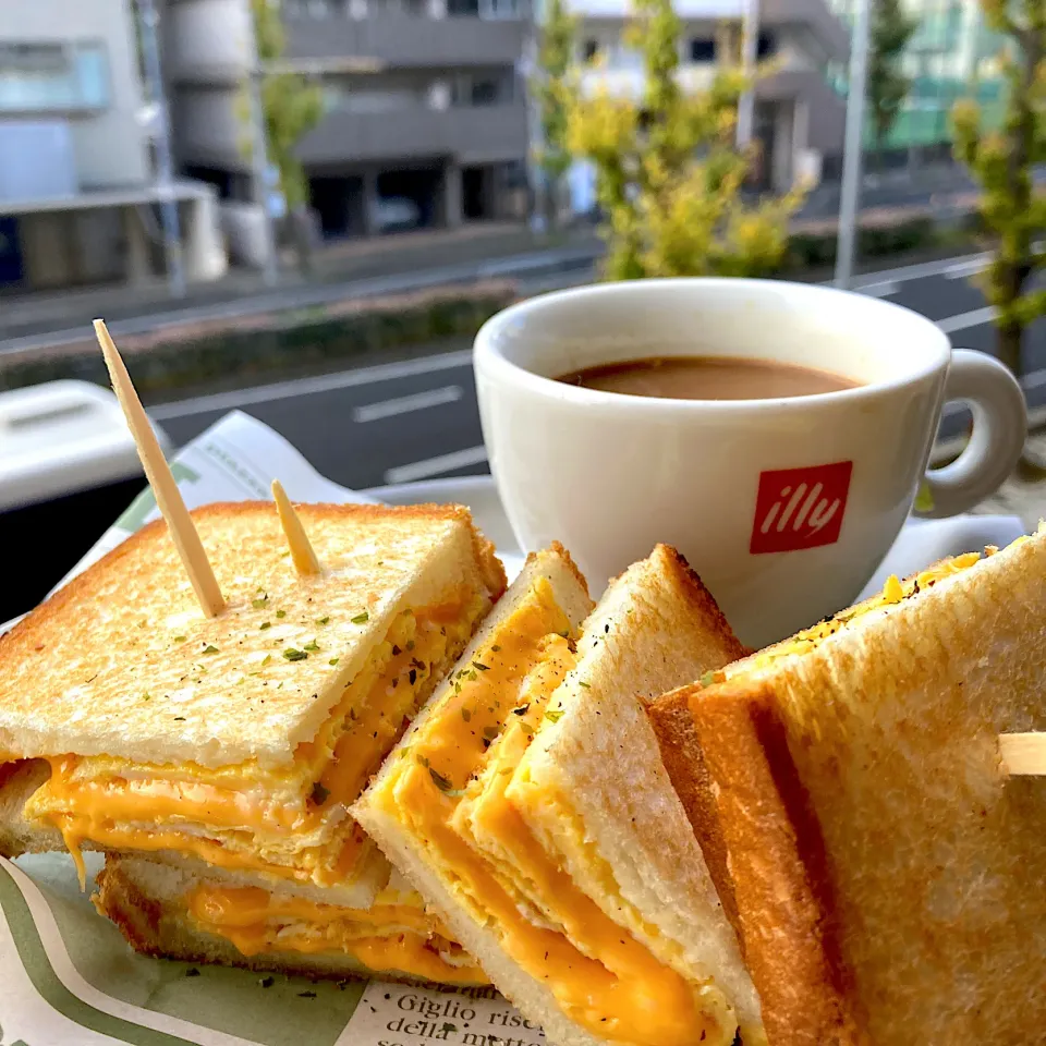 Snapdishの料理写真:薄焼き玉子とチーズのホットサンド|Kさん