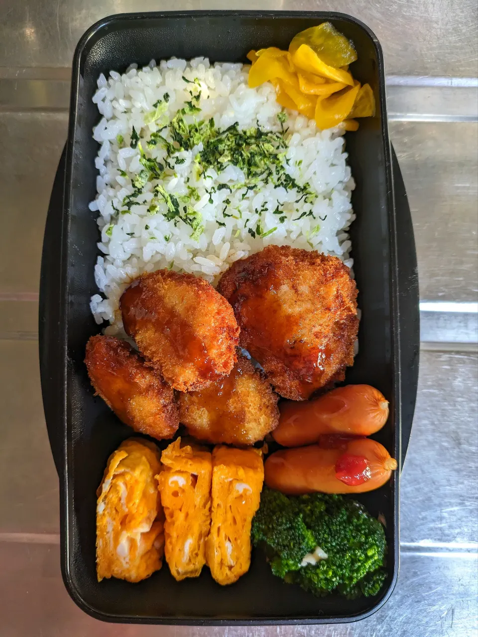 Snapdishの料理写真:旦那弁当　2023/12/2

チキンカツ
玉子焼き
ウインナー
ブロッコリーマヨ|ユキヨメ♪さん