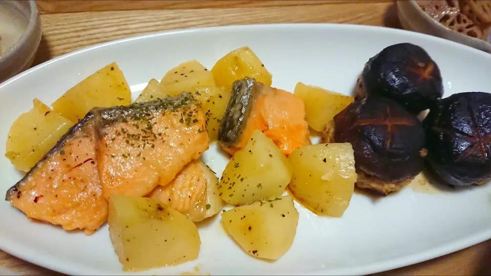 じゃがいもとサケのバター焼き&椎茸の豆腐ハンバーグ詰め🍄|石川ティハルさん